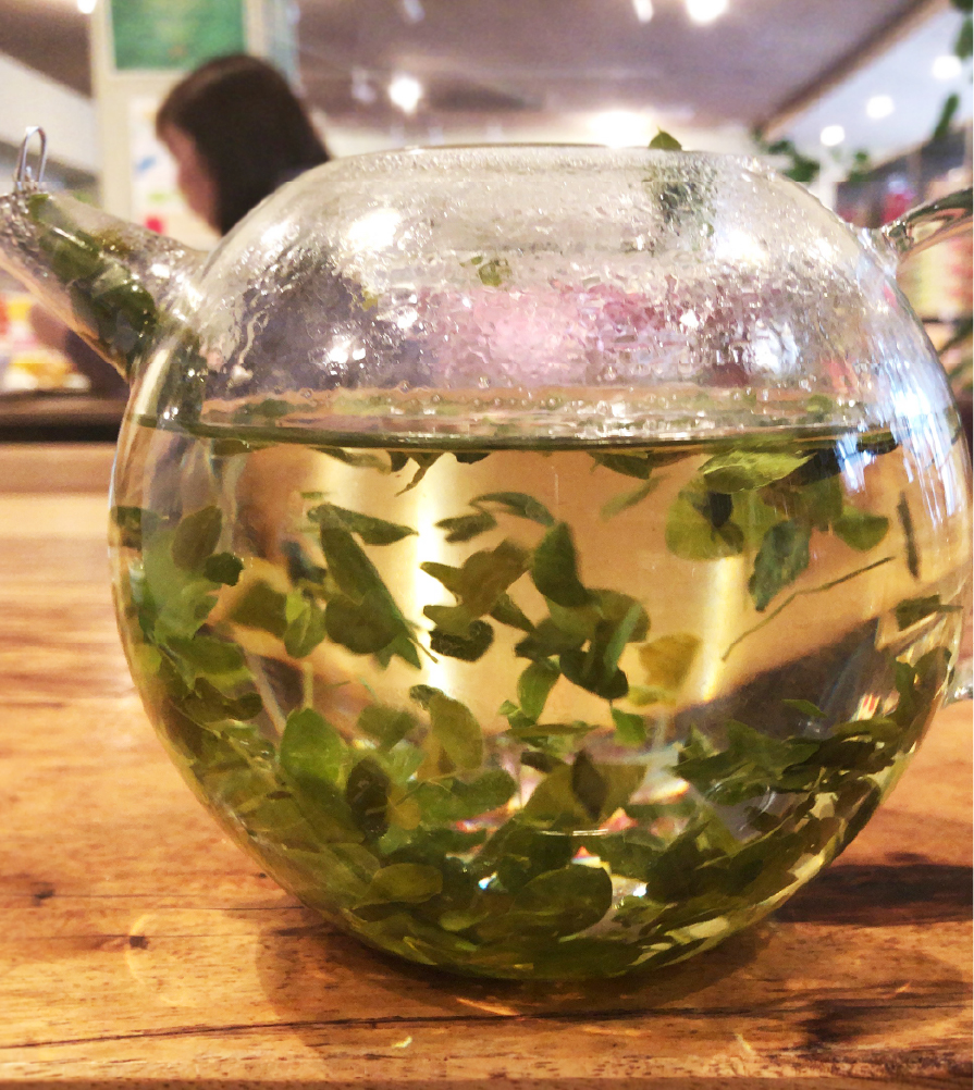 ティーポットで踊る茶葉 紅茶 ホットティー